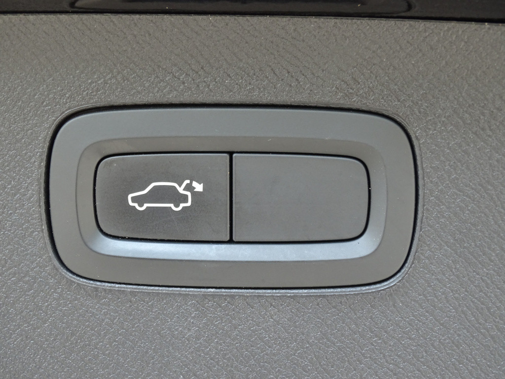 Volvo XC90 2.0 t8 twin engine awd momentum 7-pers | pano