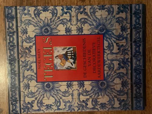 Te koop; boek over antieke tegels antiek vintage