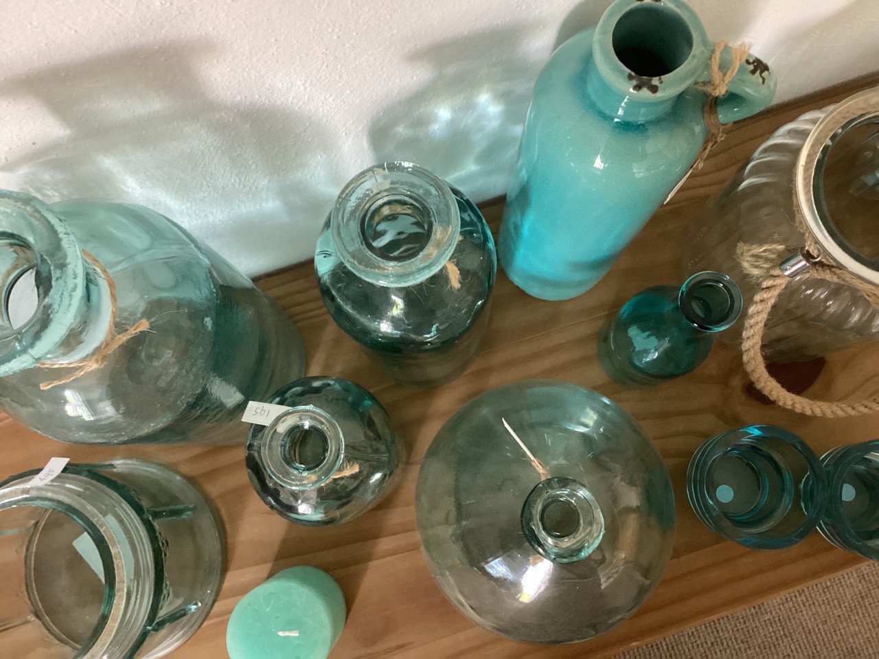 Vrolijke blauwe decoratie. Vazen, kaarsen…
