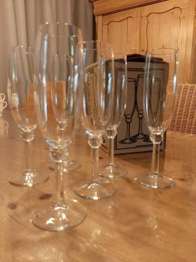 6 CHAMPAGNE GLAZEN - NIEUW IN DE DOOS - DIA 4,3 CM - HG 20 CM .