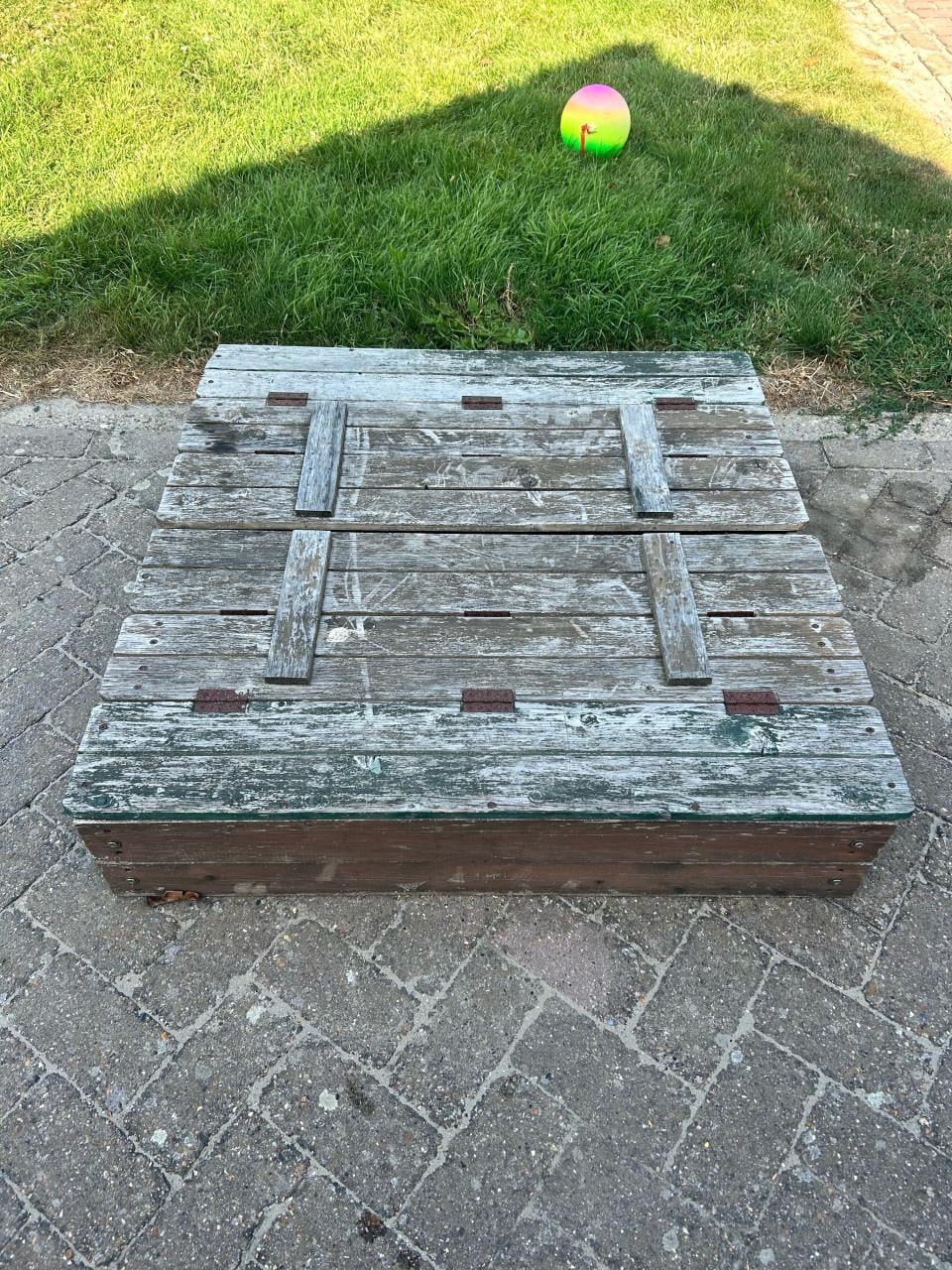 Houten zandbak met bankjes