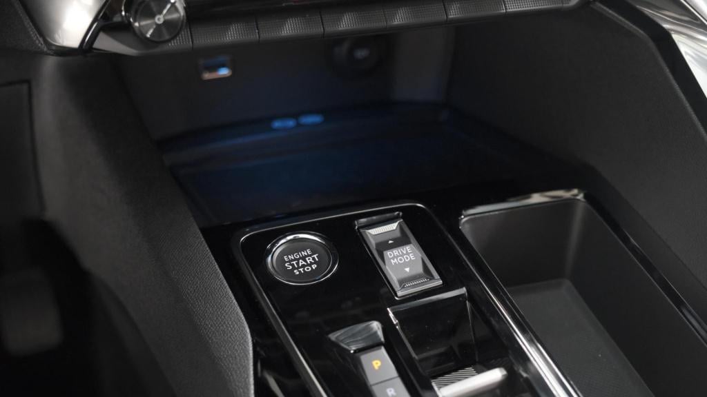 Peugeot 5008 puretech 130 eat8 allure pack business | trekhaak | elektronis