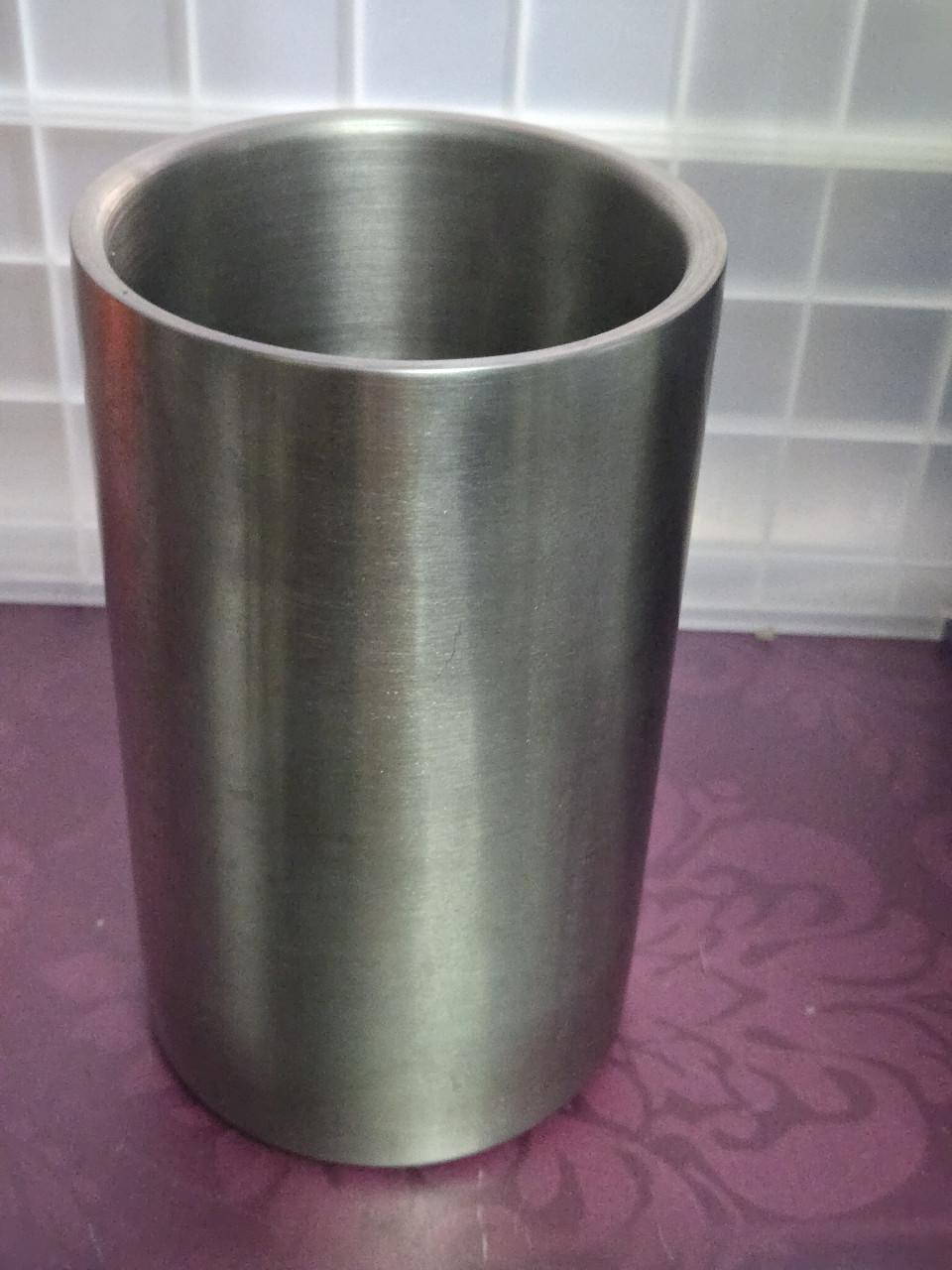 Roestvrijstalen, dubbelwandige wijnkoeler. . Hoogte 20 cm Ø 12