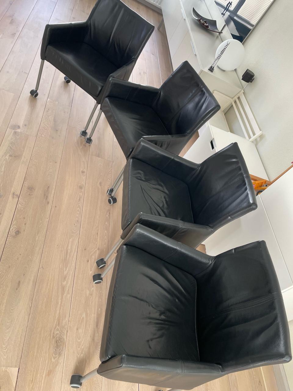 4 lederen eetkamer stoelen