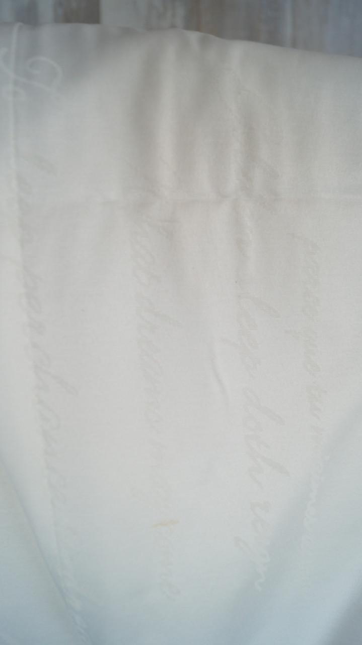 Dekbed overtrek gebroken wit met ingeweven tekst en patronen 220 x 240 cm.