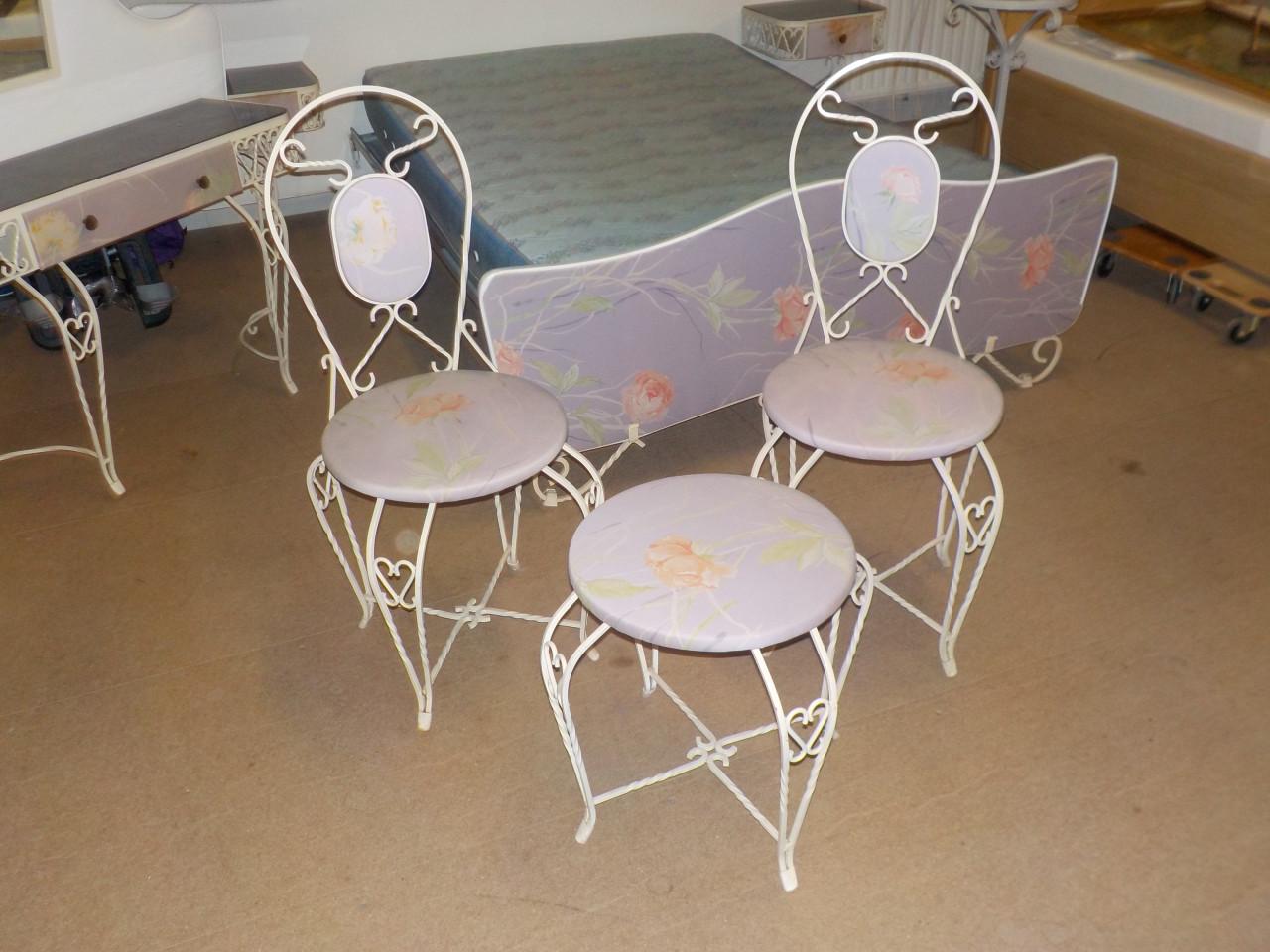 Ledikant 130 x 190 cm met kaptafel +spiegel met spiraal met matras + koopje