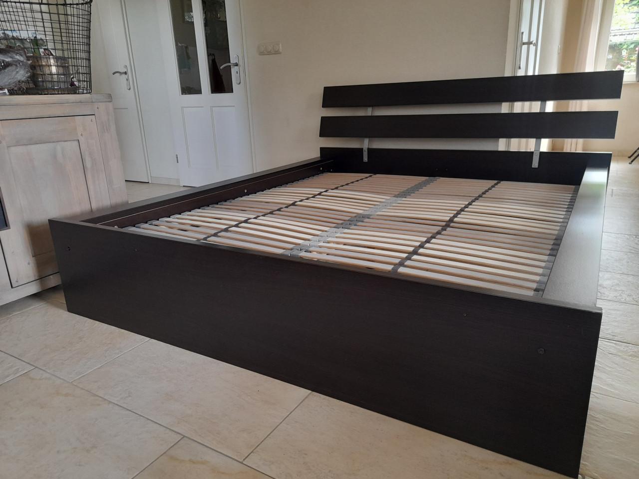 Prachtig 2 P. Bed 160 x 200 (in goede nette staat)  Kleur bruin/zwart