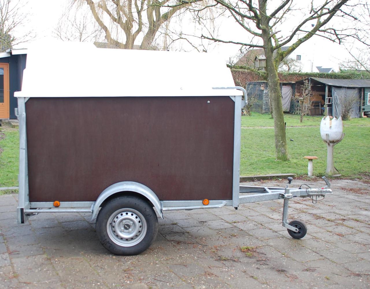 Gesloten aanhangwagen met hefdak