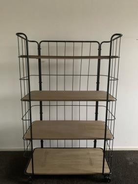 Metalen rek met  houten planken