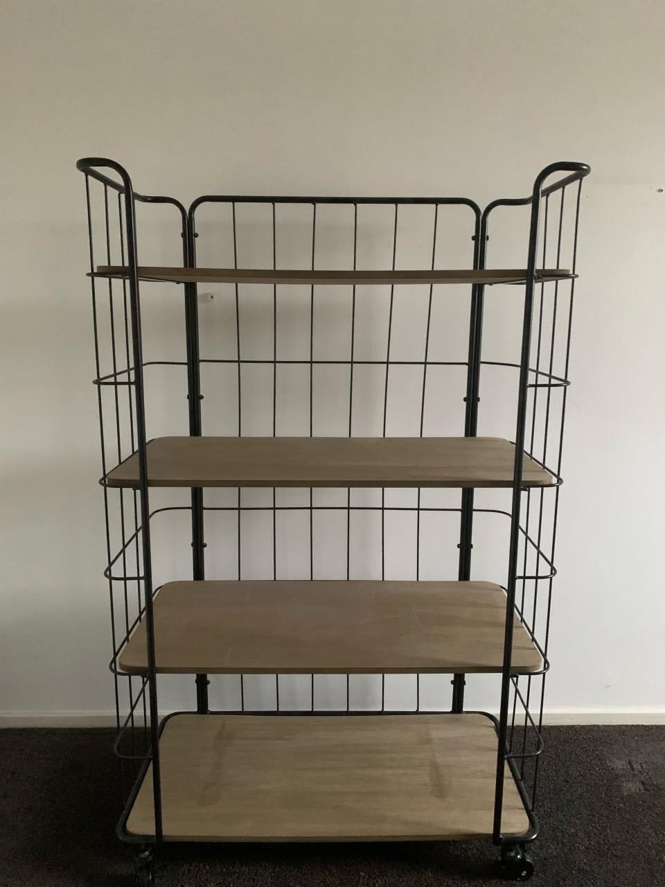 Metalen rek met  houten planken