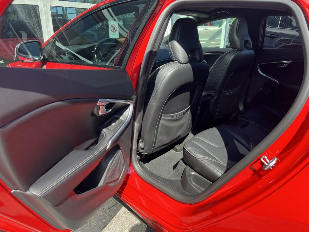 Volvo V40 t4 190pk r-design business| panodak| trekhaak| camera| leder