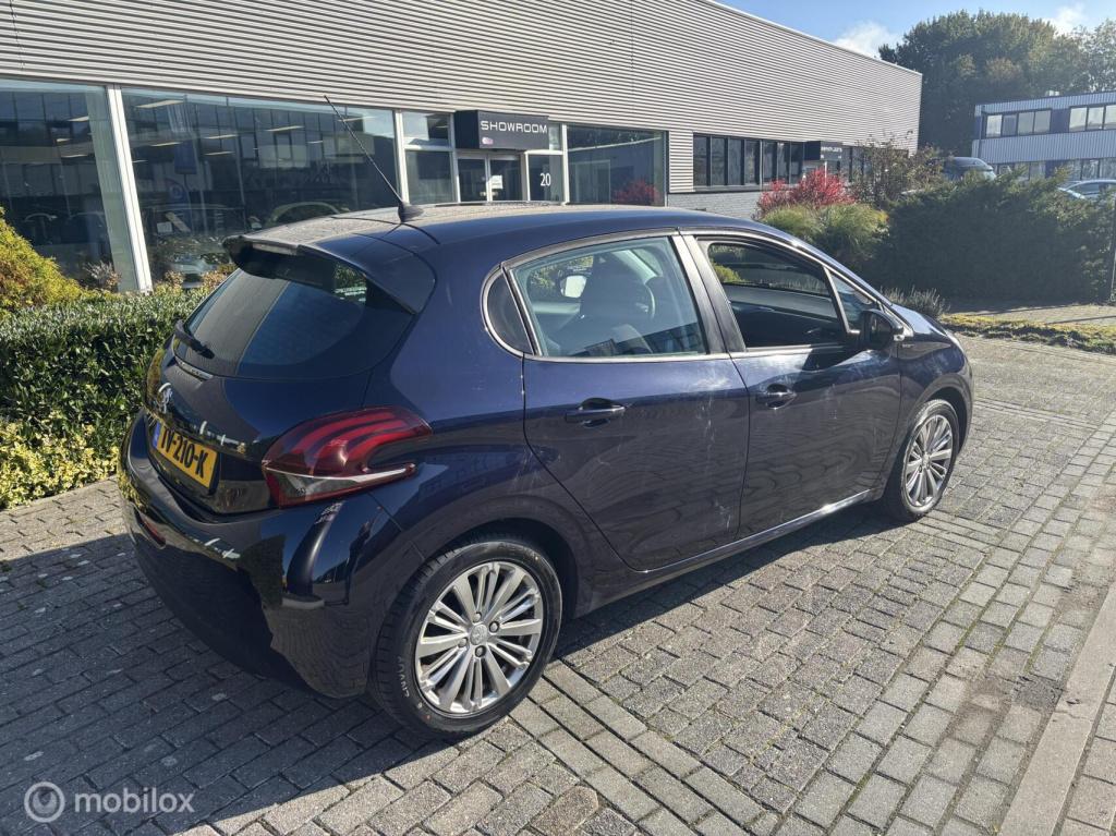 Peugeot 208 1.2 puretech signature 110pk