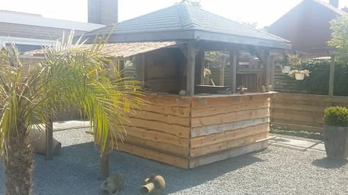 Houten buitenbar 2,5 x 2,5 m – klaar voor feestjes!