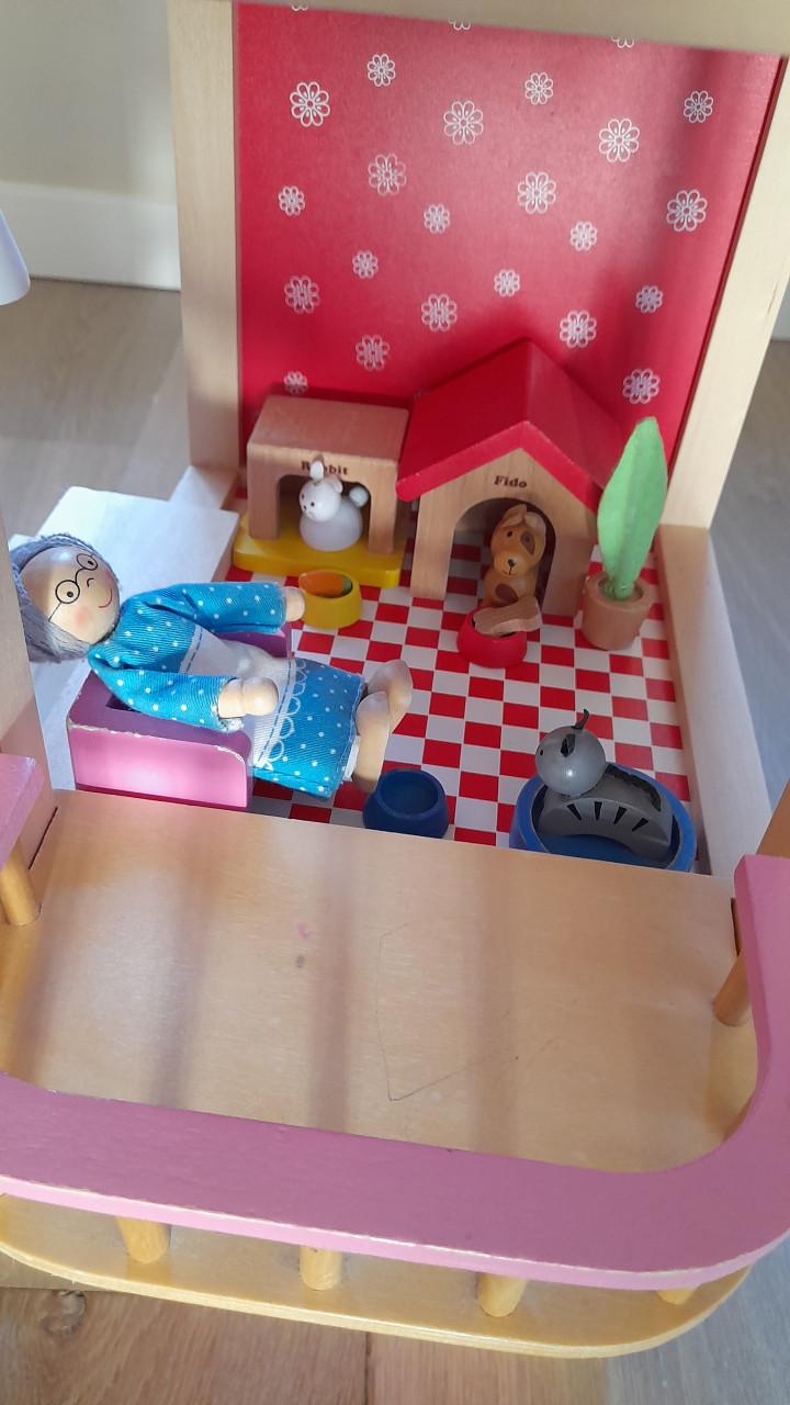 Poppenhuis, netjes en compleet