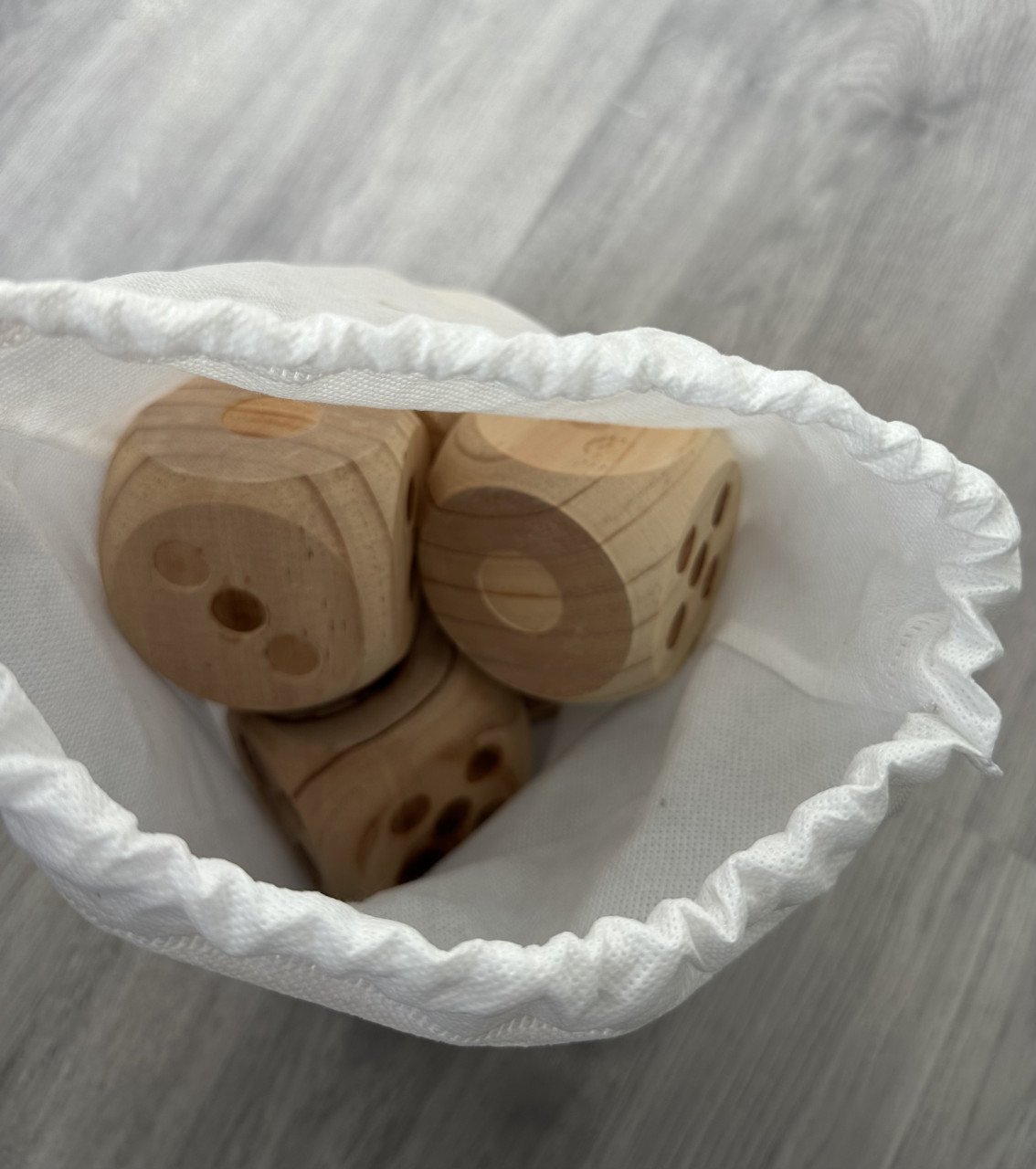Grote houten dobbelstenen