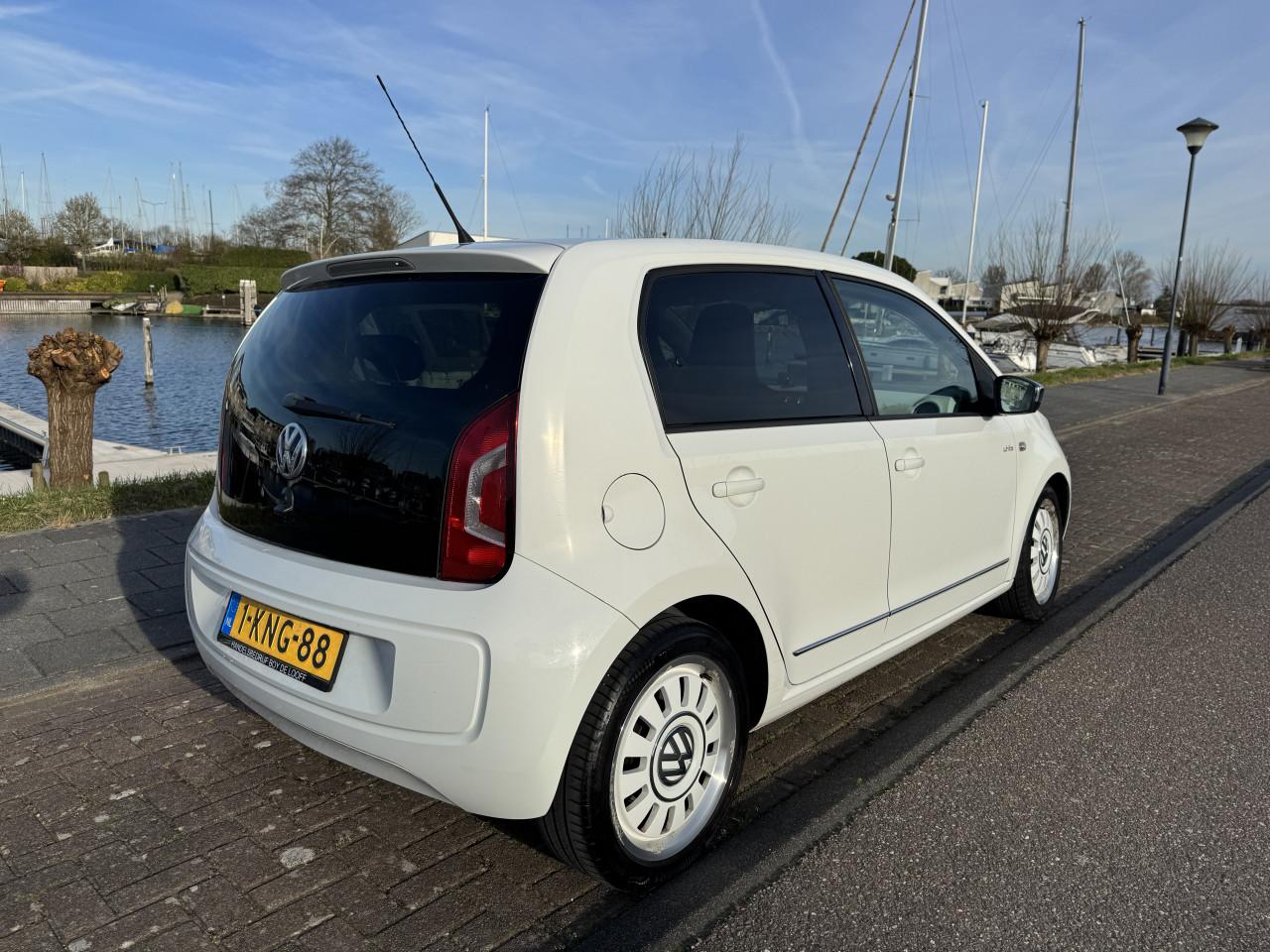 Volkswagen 1.0 High up! Bluemotion white edition