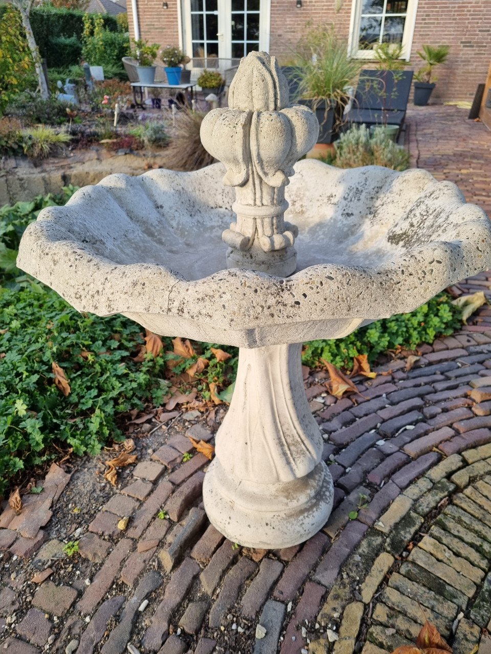 Betonnen tuinfontein schaal-bloembak voor in de tuin
