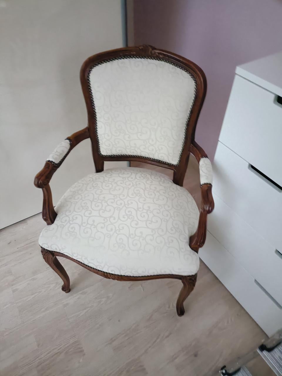 2 stoelen en een wastafel onderkast