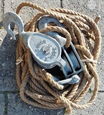 +/- 20 Meter Manilla touw ø 20 mm. + 2 Dubbele Katrollen