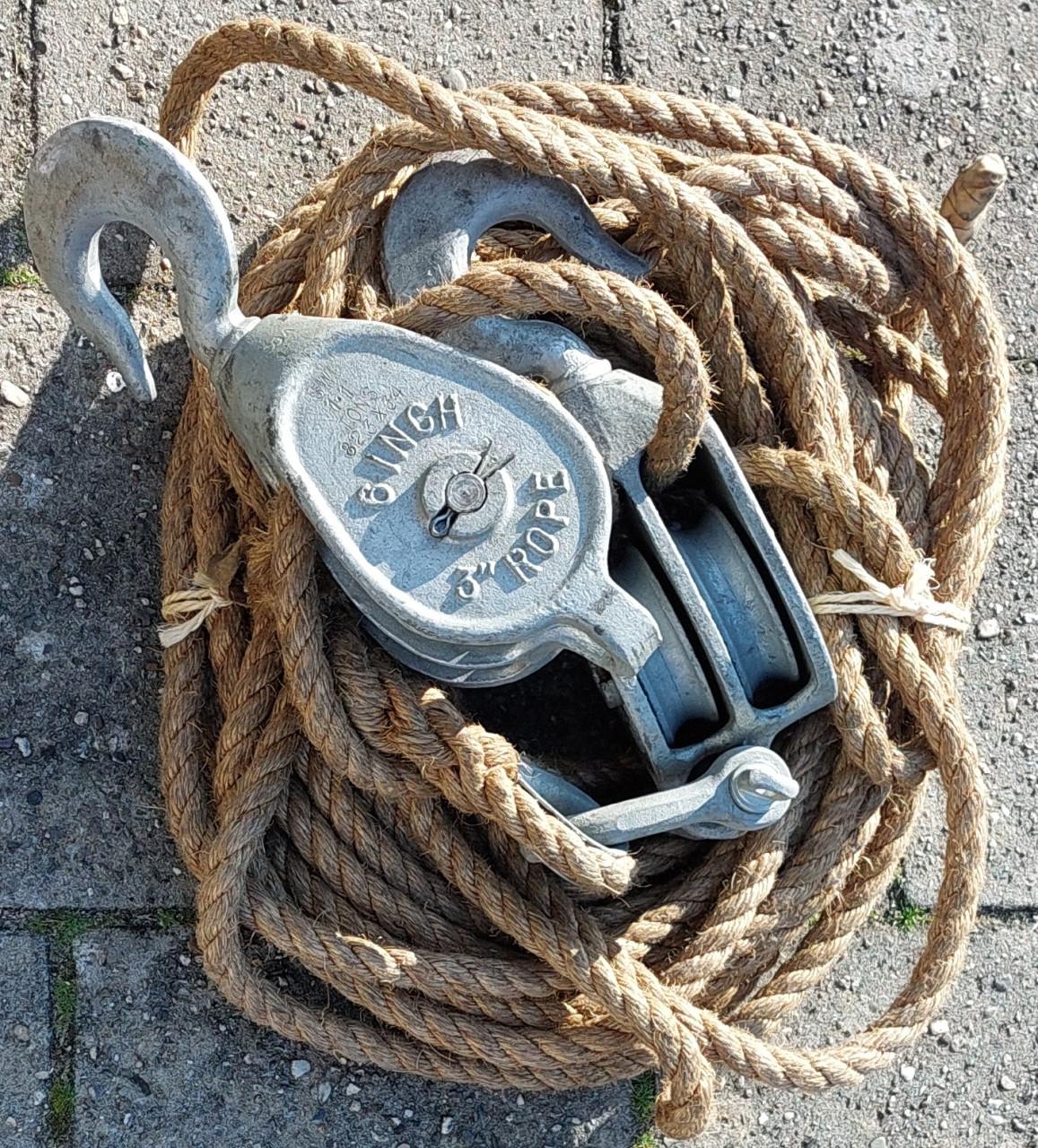 +/- 20 Meter Manilla touw ø 20 mm. + 2 Dubbele Katrollen