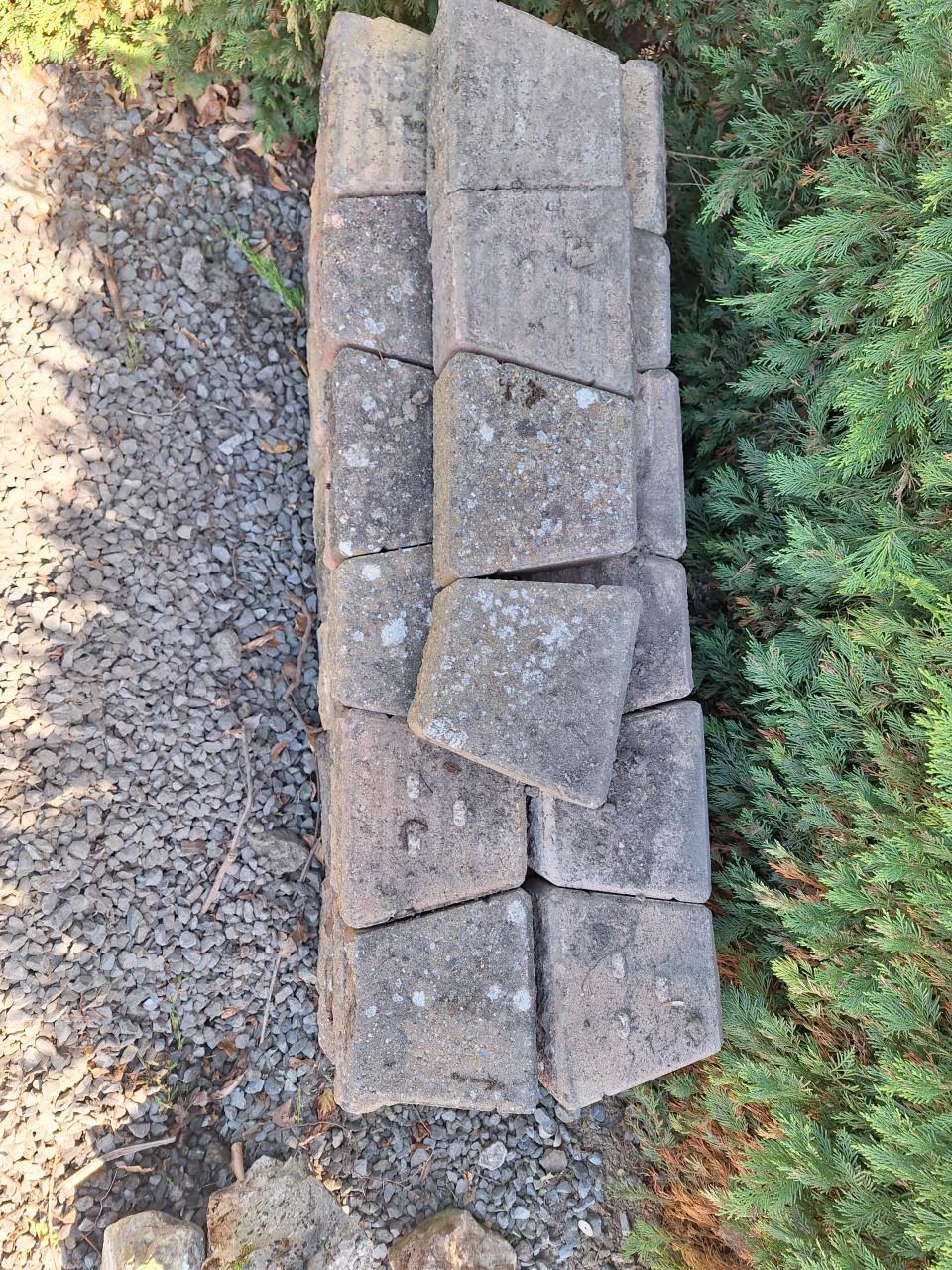 Stapel stenen voor bloembak