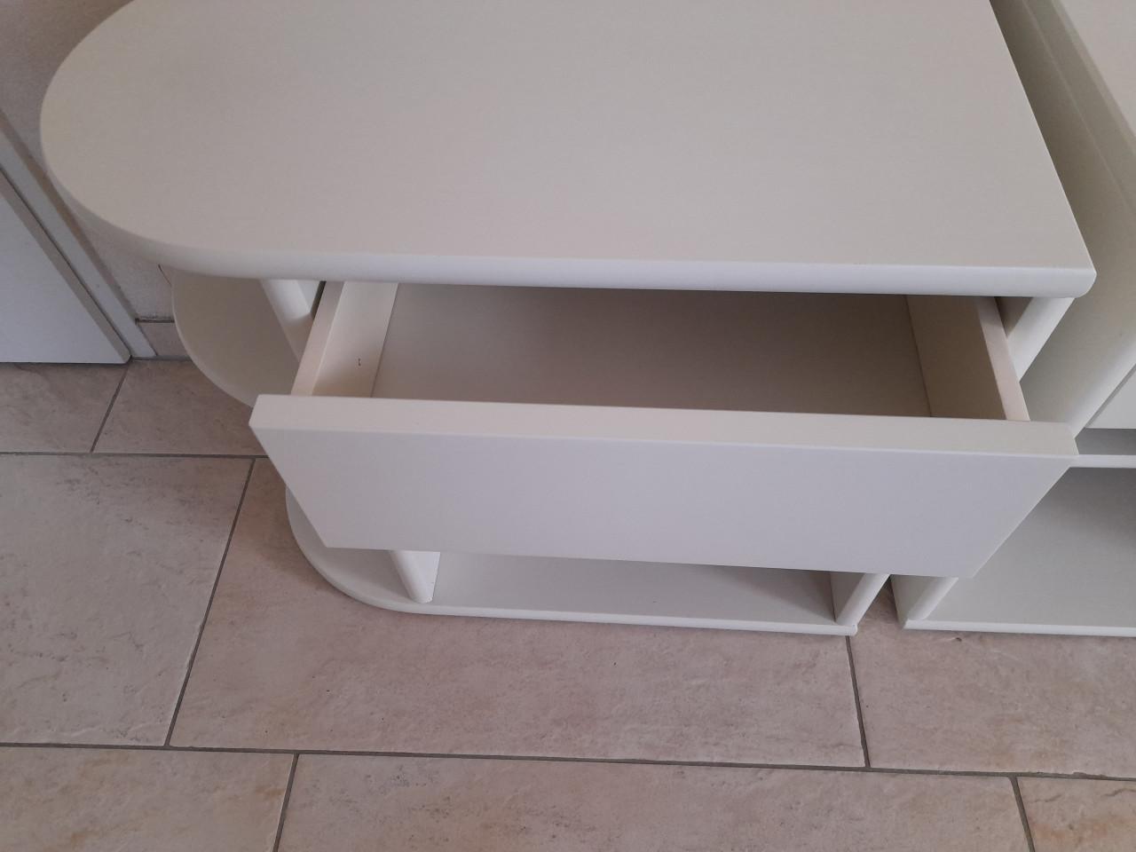 2 Nachtkastjes  63  x 35 x 53H ( in goede nette staat )