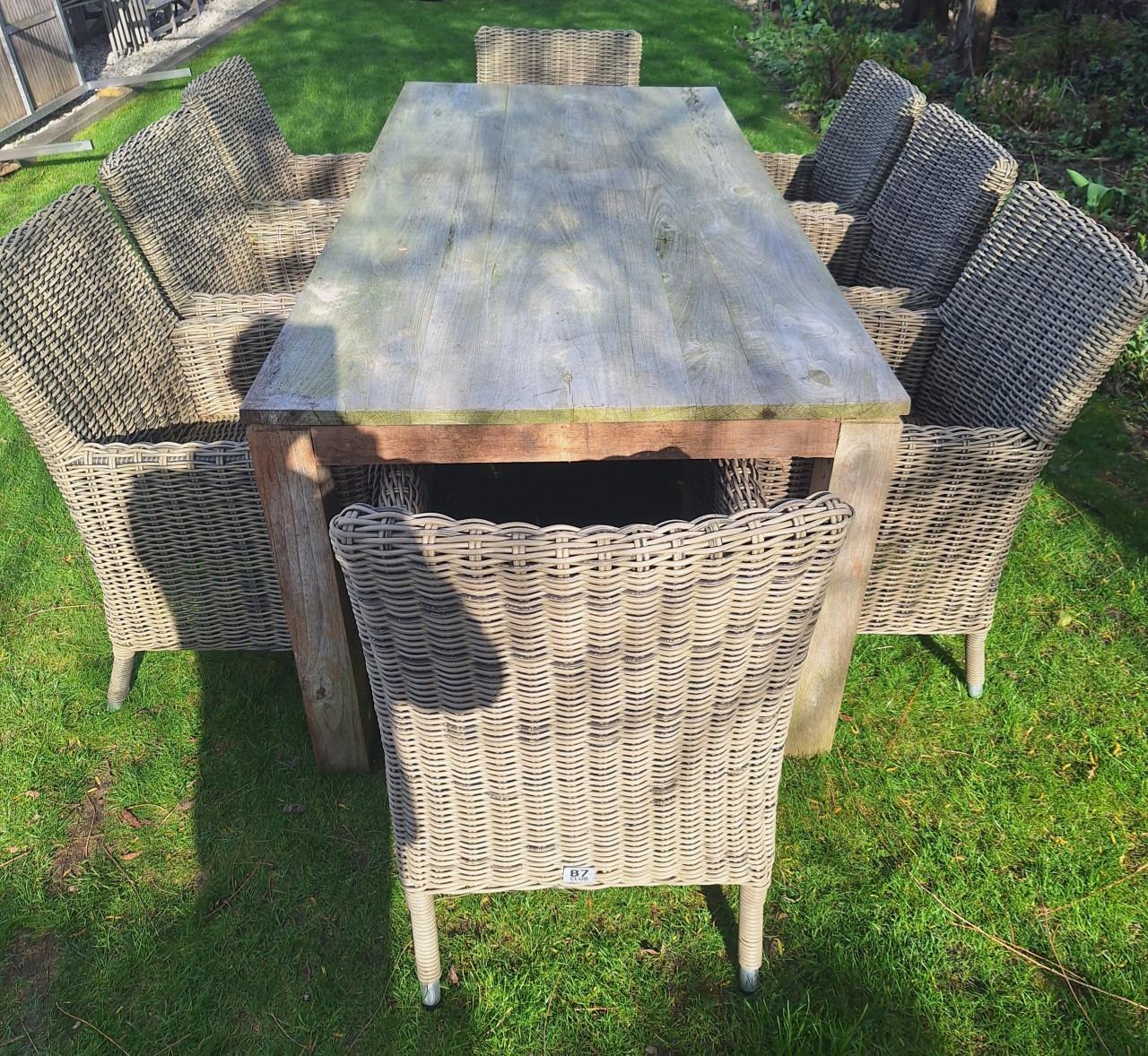 Teakhouten tuintafel en acht stoelen