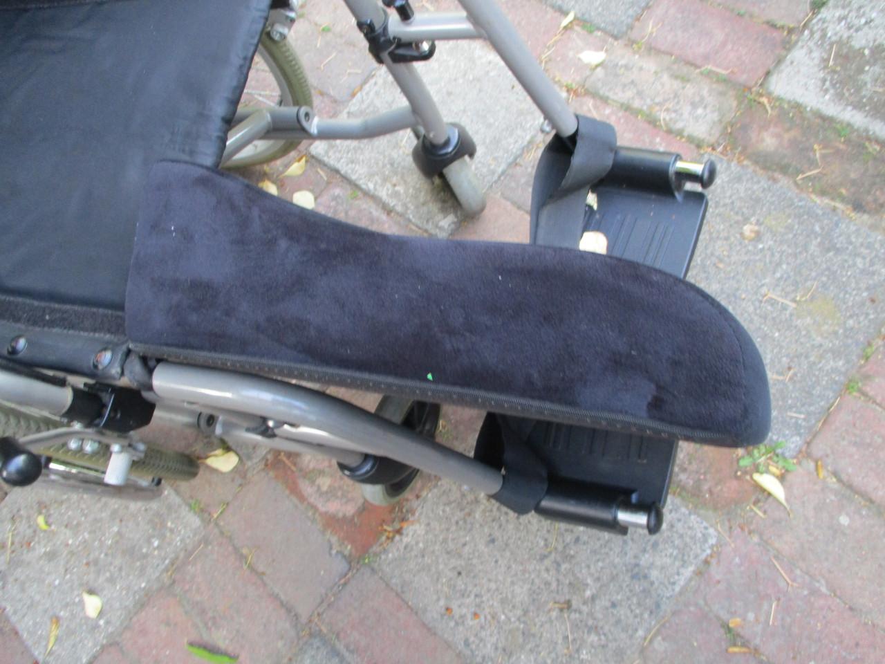 Degelijke rolstoel met wigkussen te koop