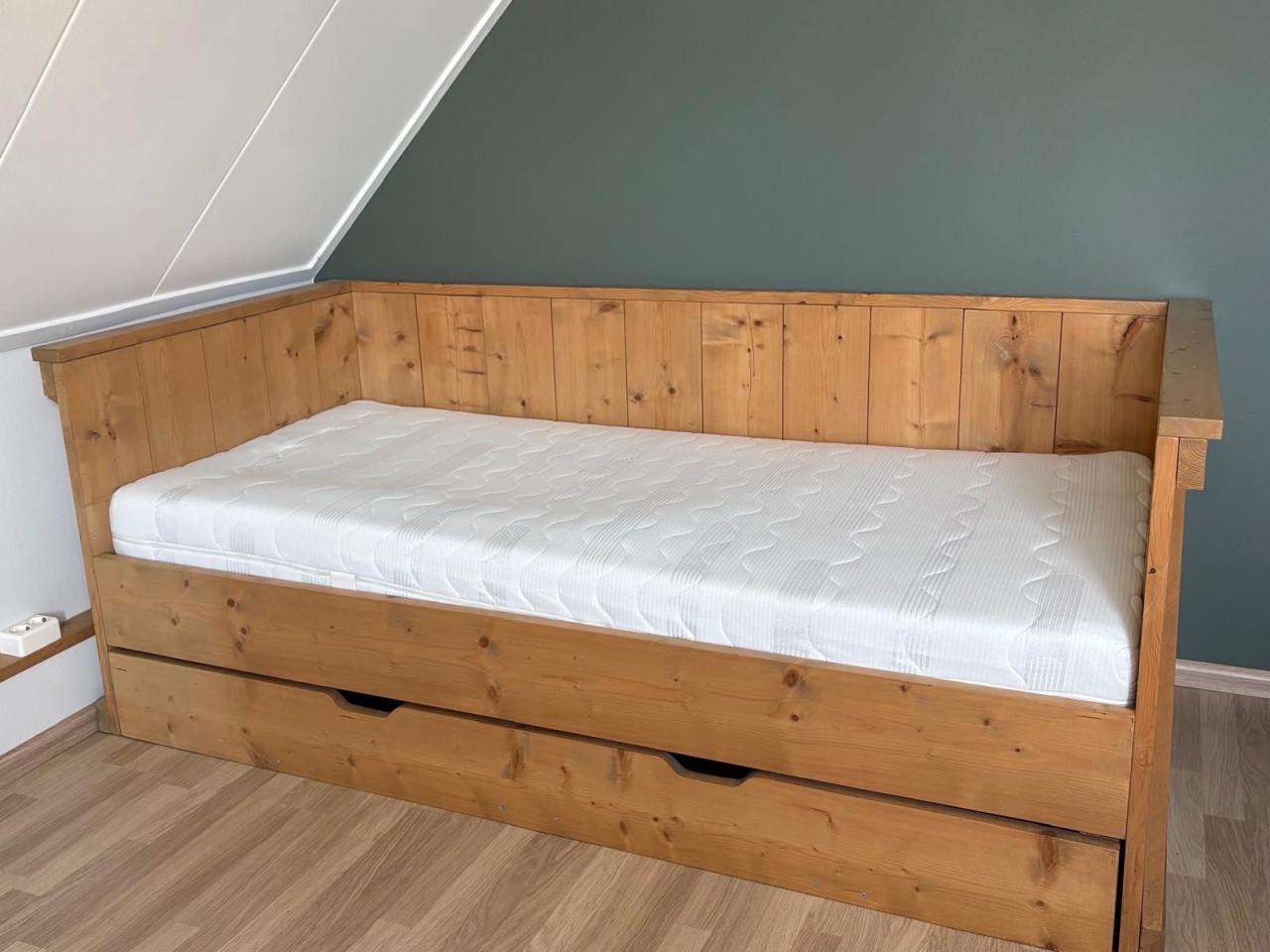 Steigerhouten bed