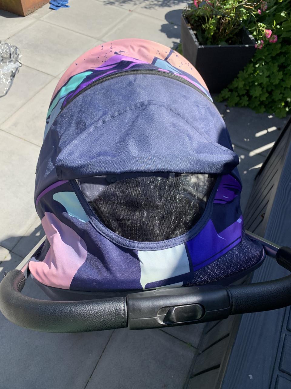 Handige en compacte Deryan buggy,  als handbagage . Inclusief regenhoes.