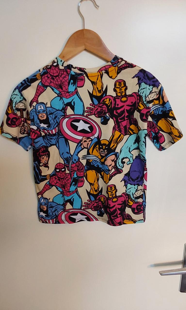 Shirt van het merk H&M in maat 110/116 met Marvel figuren erop