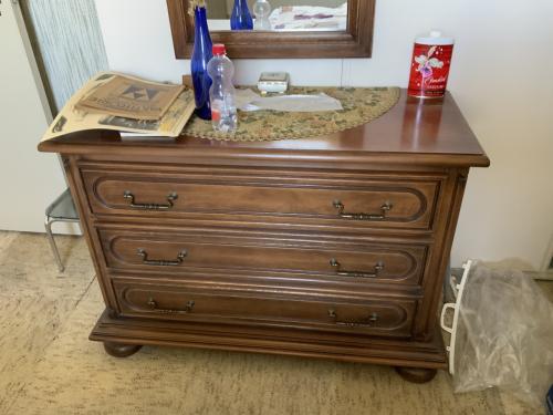 Gratis donker eiken bed nachtkastje commode en spiegel