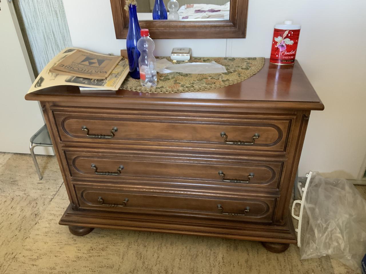 Gratis donker eiken bed nachtkastje commode en spiegel