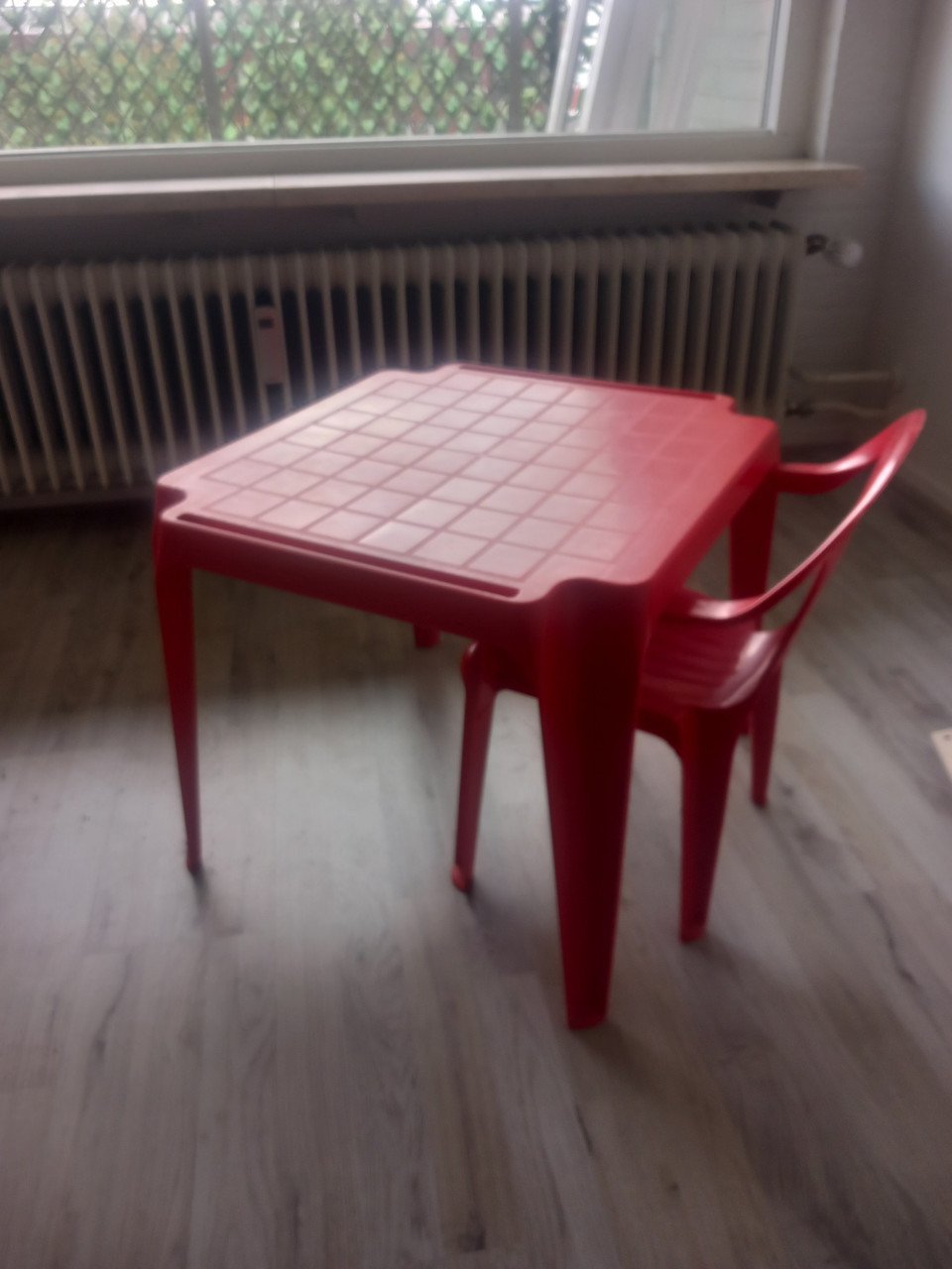Kindertafel met stoel en vloerkleed