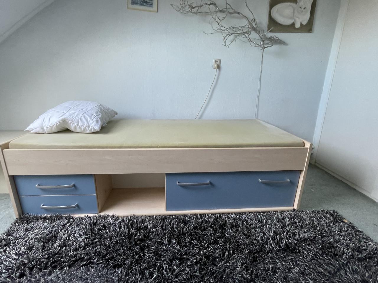 Te koop bed met lades en klep
