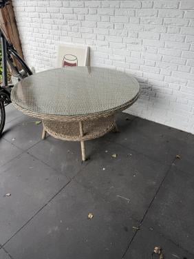 Rieten tafel met glasplaat