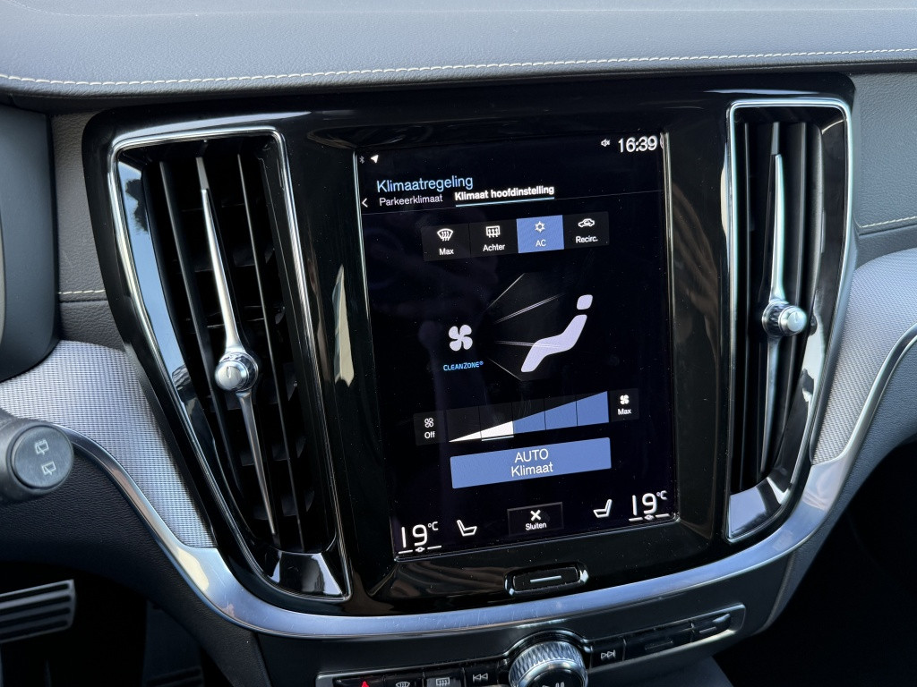 Volvo V60 v60 t6 340pk r-design| panodak| adap.cruise| 360camera| hud| key