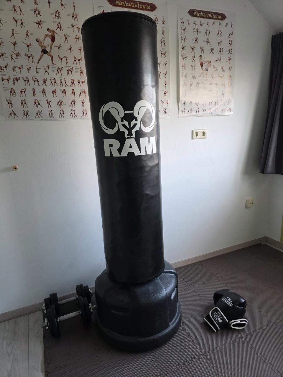 Staande boksbal met handschoenen merk RAM