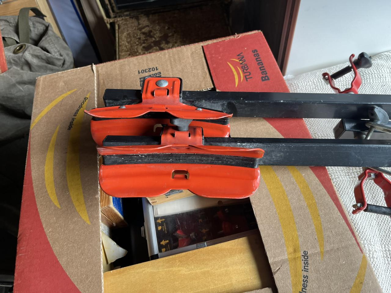 Dak fietsendrager Thule voor montage op dakdrager € 70,- 30x beke