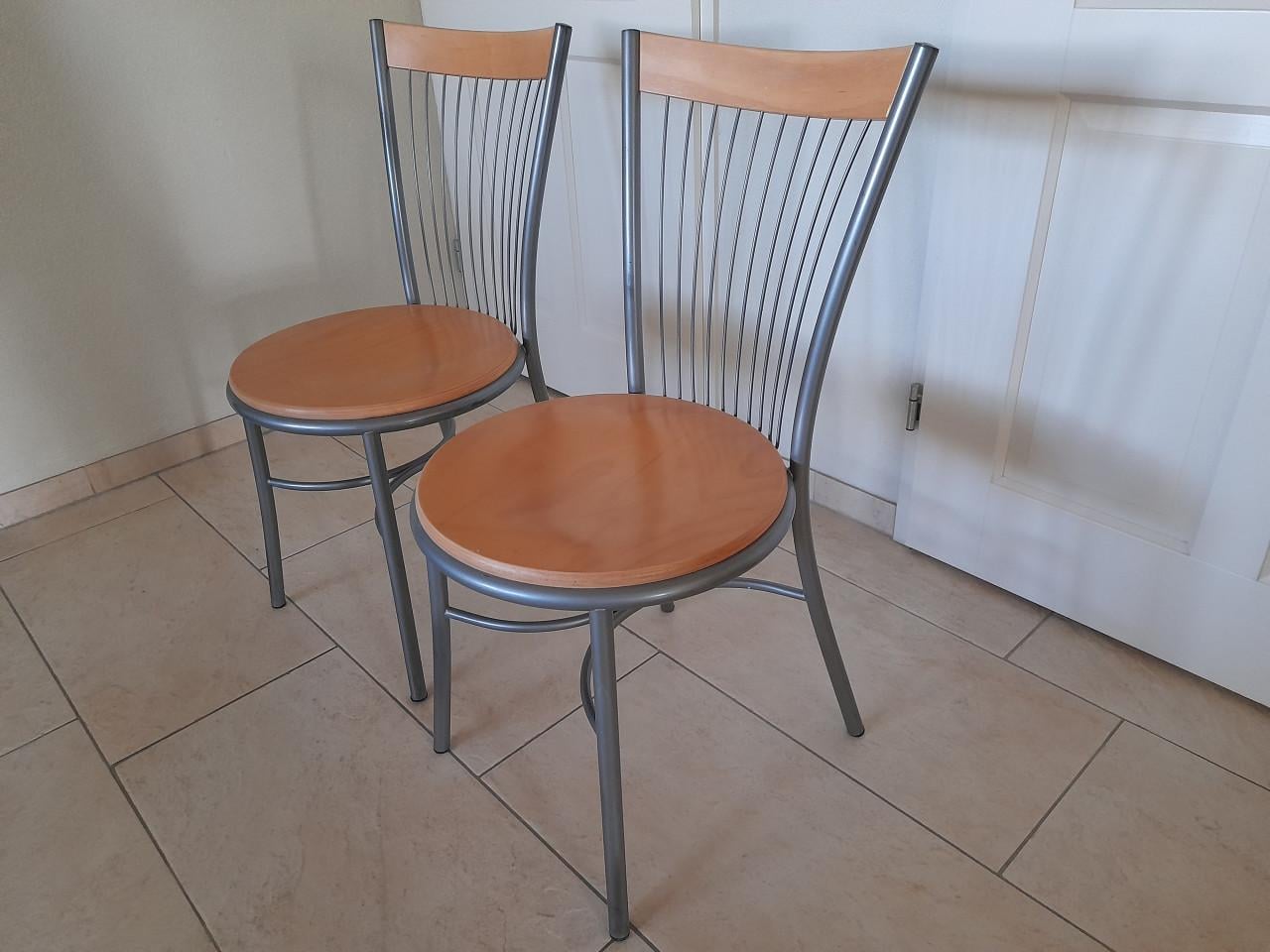 2 leuke stoeltjes (in goede nette staat )