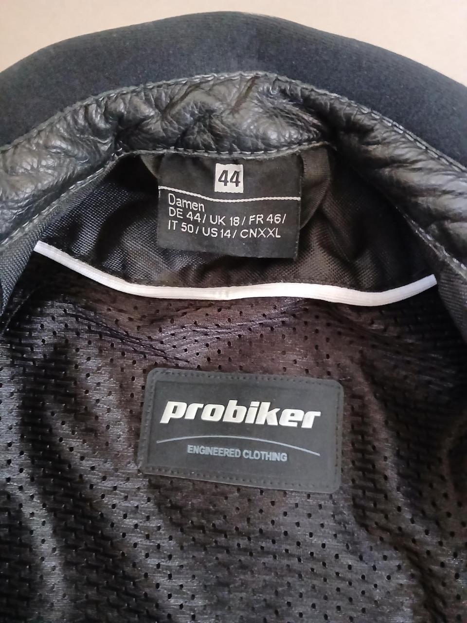 Leren damescombi compleet met helm en laarzen.