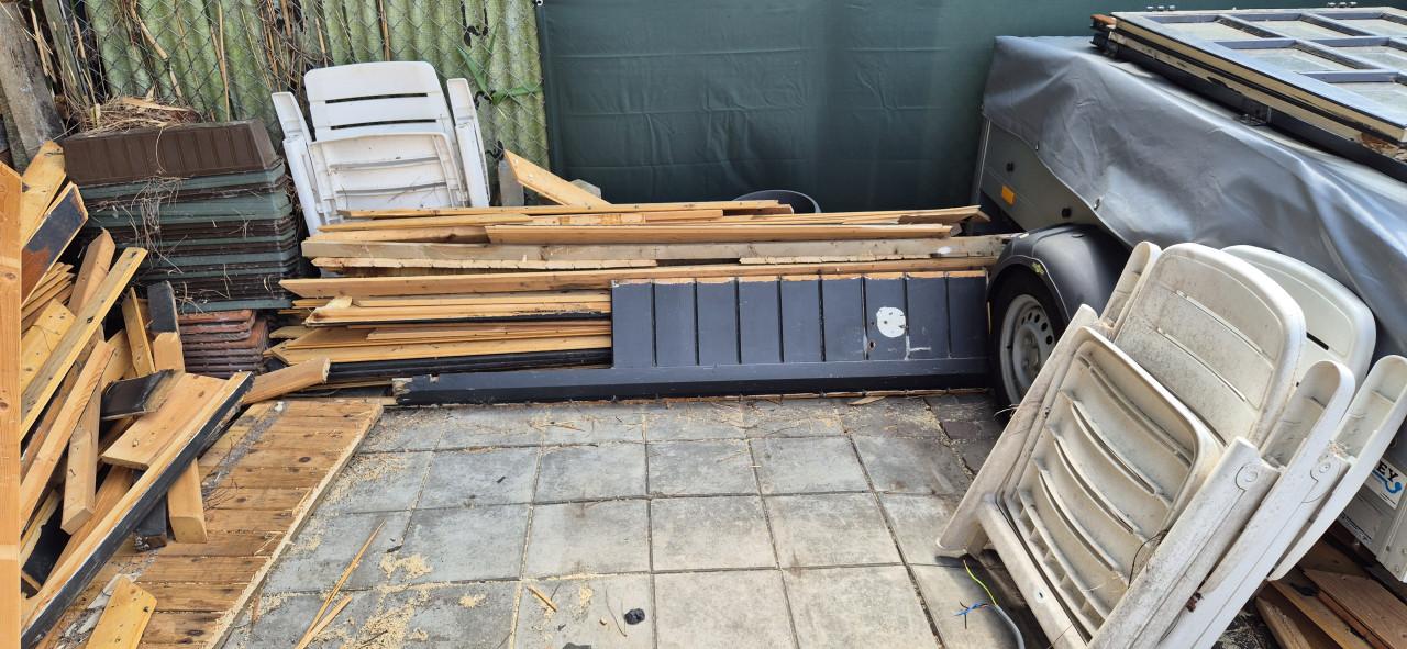 Gratis aangeboden sloophout van tuinhuis