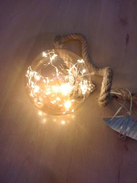 Verlichte glazen kerstbal