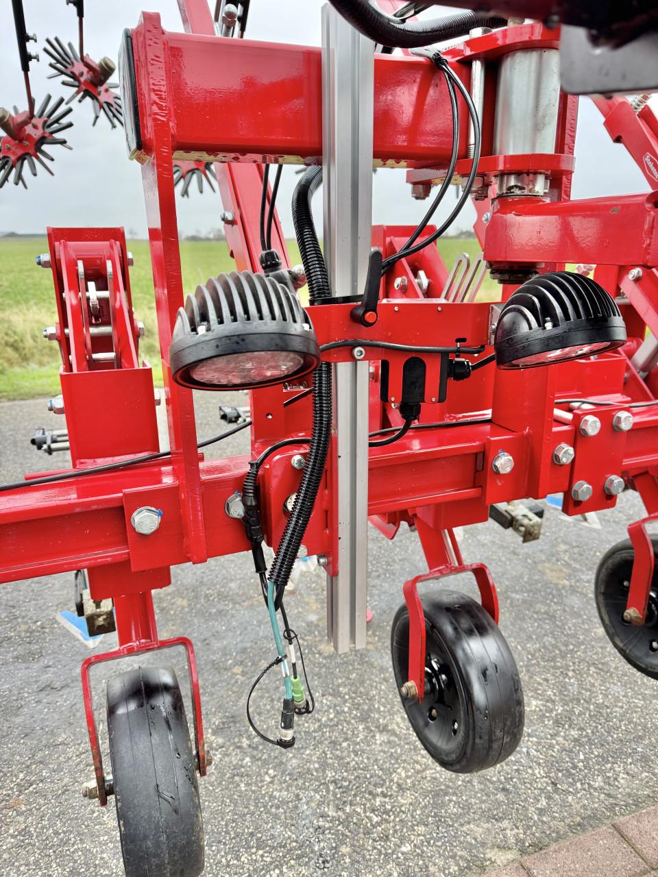 Jong gebruikte Steketee Ec weeder camera gestuurde schoffelmachine 6x50 cm