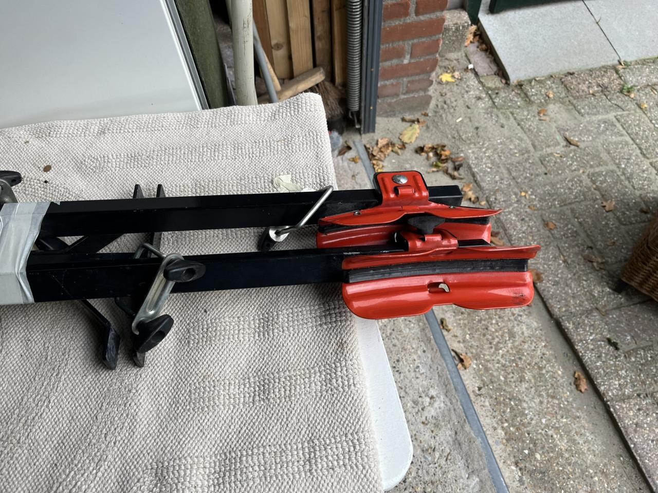 Dak fietsendrager Thule voor montage op dakdrager € 70,- 30x beke