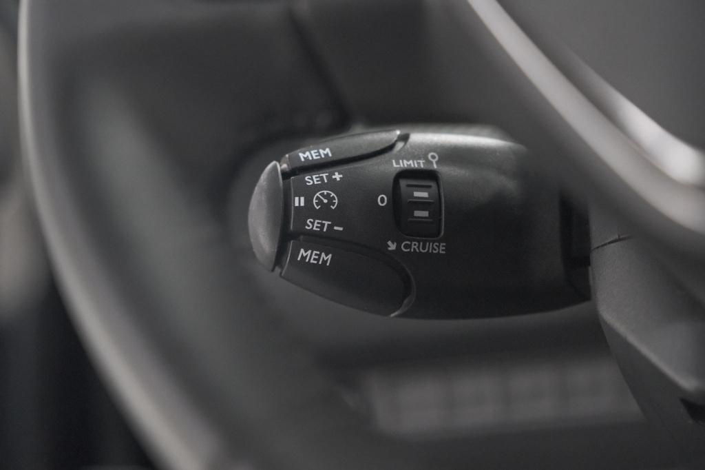 Peugeot 208 puretech 100 allure | parkeersensoren | navigatie | apple carpl