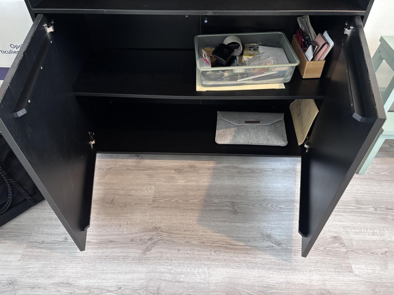 Massief houten zwarte opberg-/servieskast