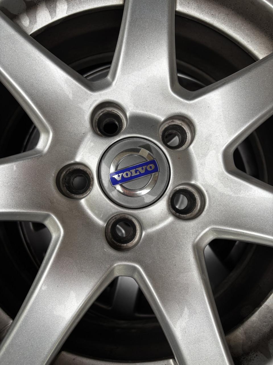 Set winterbanden op Volvo velgen