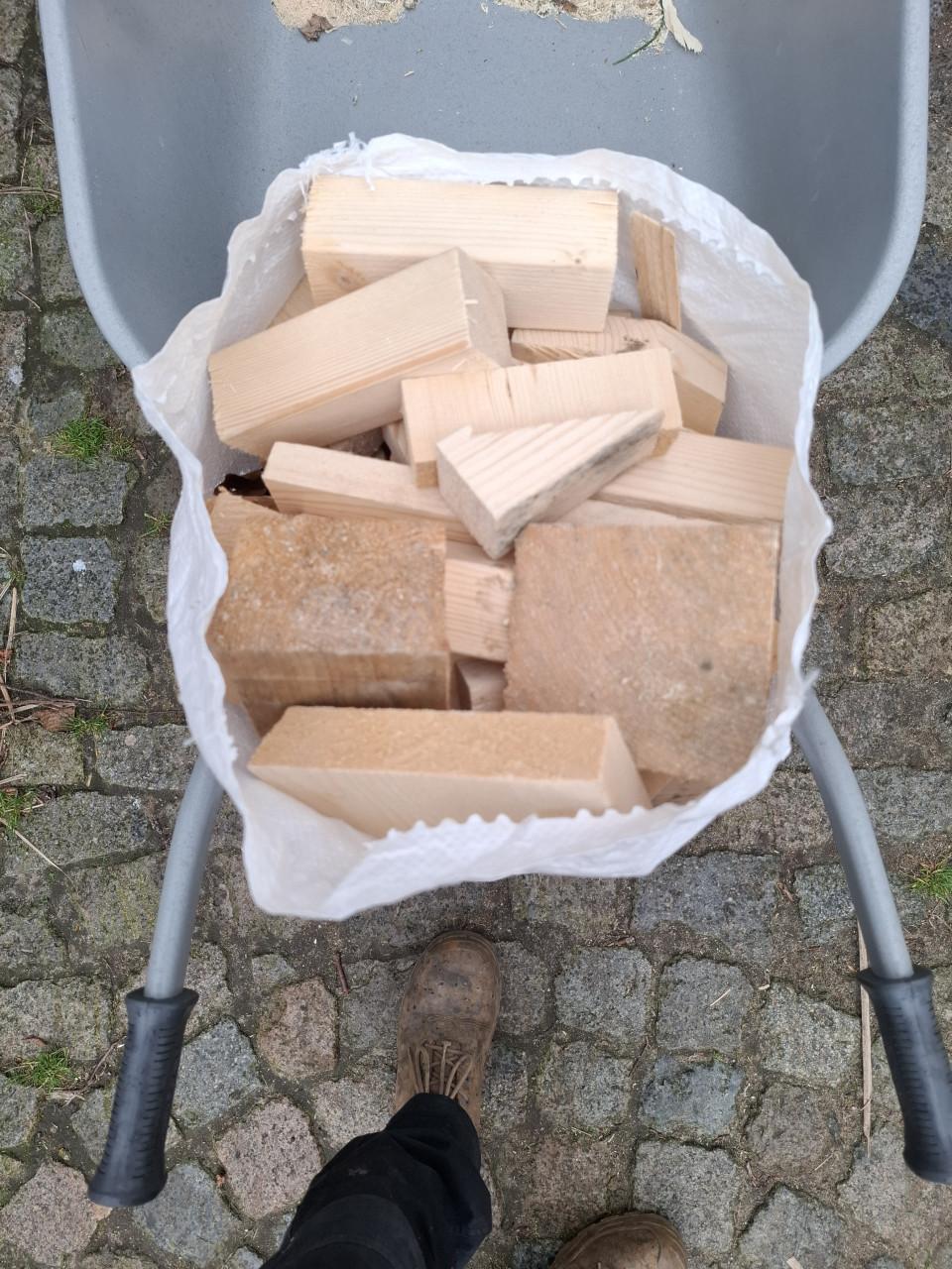 Kaphoutje te koop en zak met klijne houtblokjes te koop