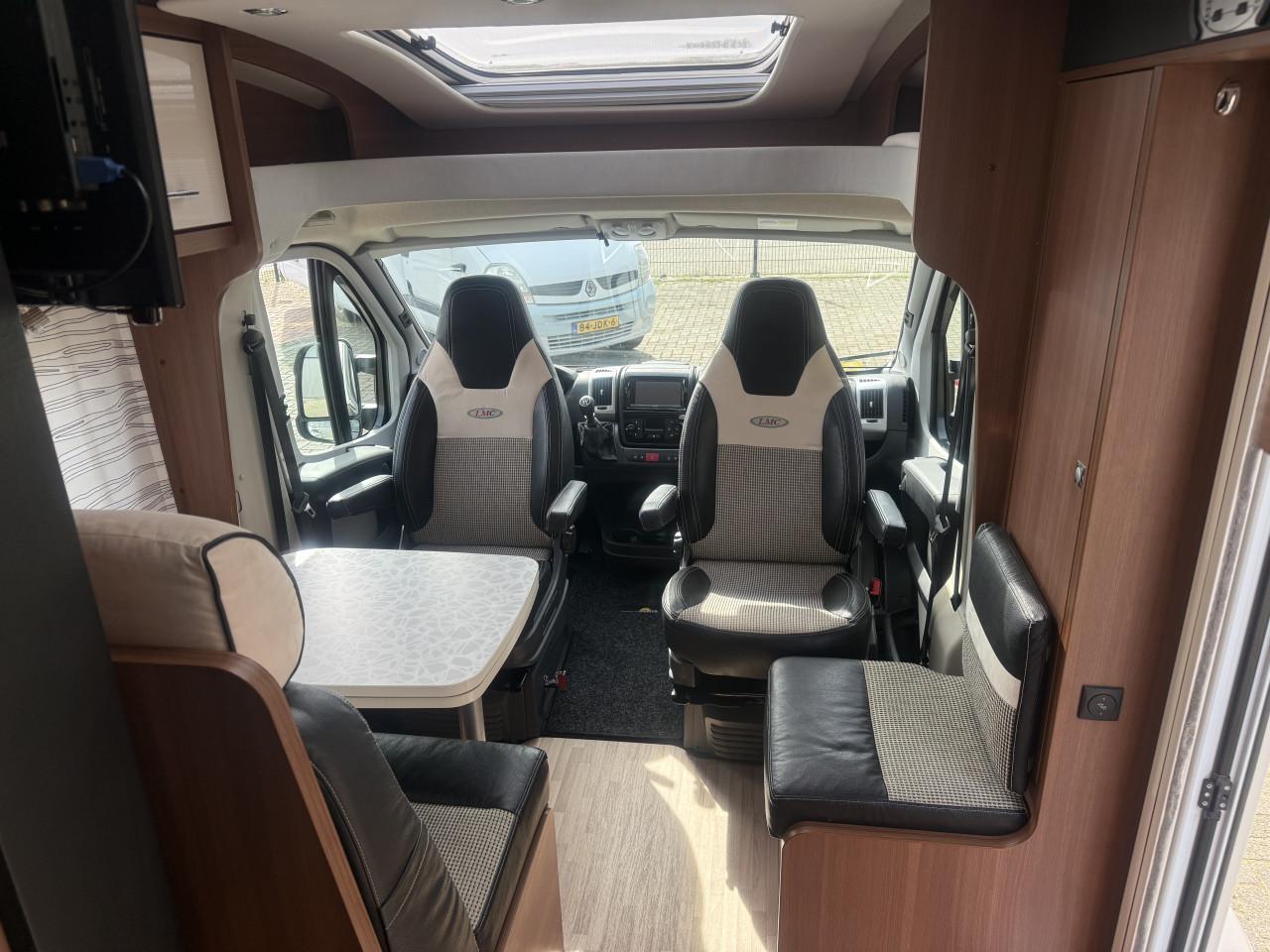 LMC Breezer V646G. Black-line ( 2x lengte bedden, zeer netjes ,dak airco)